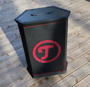 Schwarze Teufel ROCKSTER Box mit rotem Logo.